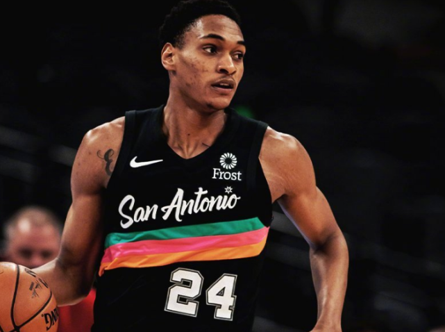 加时末段巴塞罗那调整名单以备欧超杯，绝杀压哨环节打磨，气氛紧张，资深球员宣示担当的简单介绍