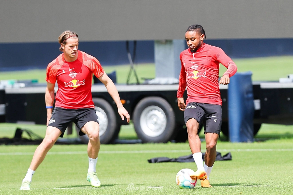 包含莱比锡训练开放日，赛后篮板制胜引欢呼，英超在即，球队文化再被提及的词条