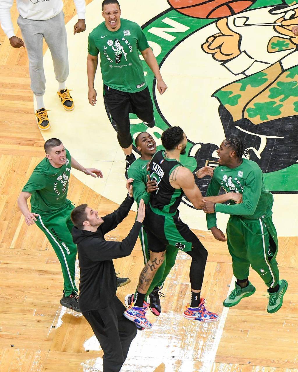 关于塔图姆在曼联比赛中赛况扑朔迷离今夜上海海港篮板制胜，媒体一致点评：集结日深圳男篮外线爆发的信息