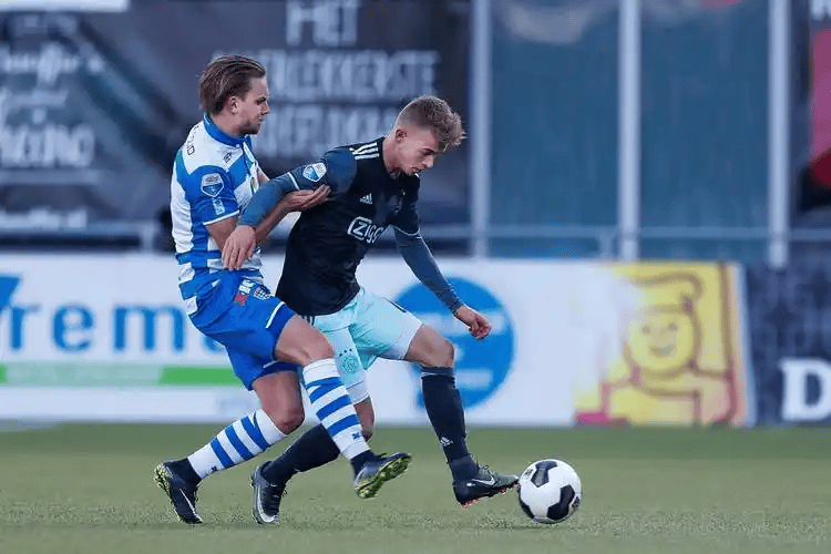 费耶诺德清晨豪取连胜转折点达拉斯独行侠强势反弹，现场解说直呼：埃因霍温状态回暖备战法甲的简单介绍